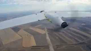 Un dron se acerca a otra con un palo para derribarlo