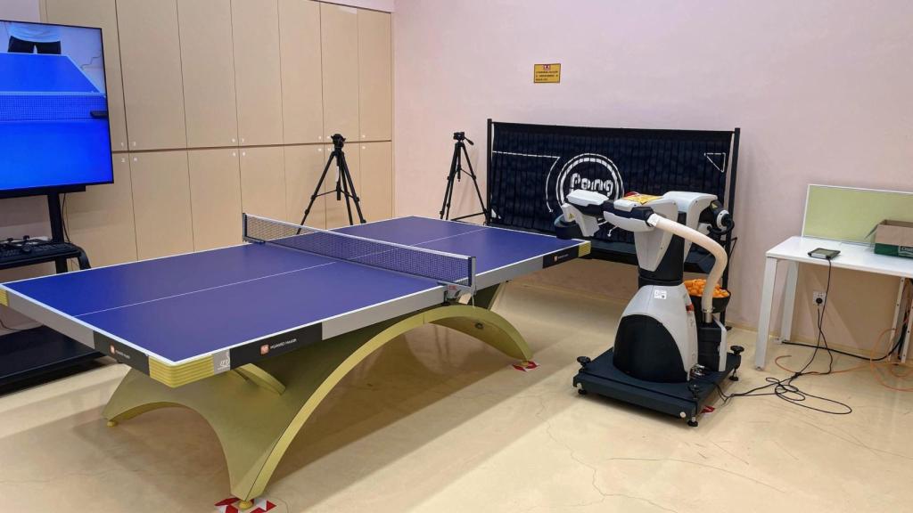 El robot que juega al 'ping-pong' del laboratorio de salud de Huawei en China.