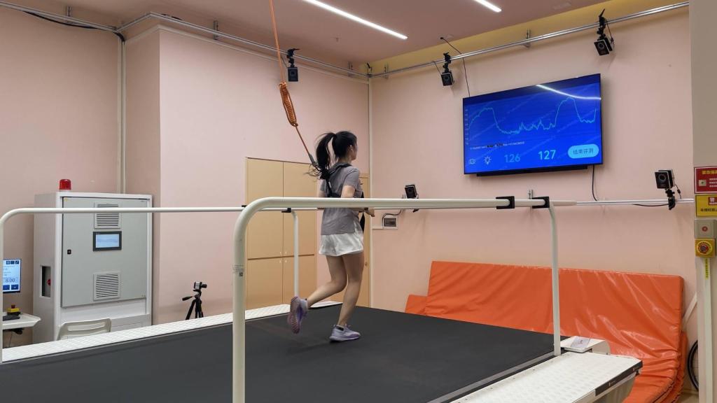 Una deportista corriendo en cina en el laboratorio de salud de Huawei en China.