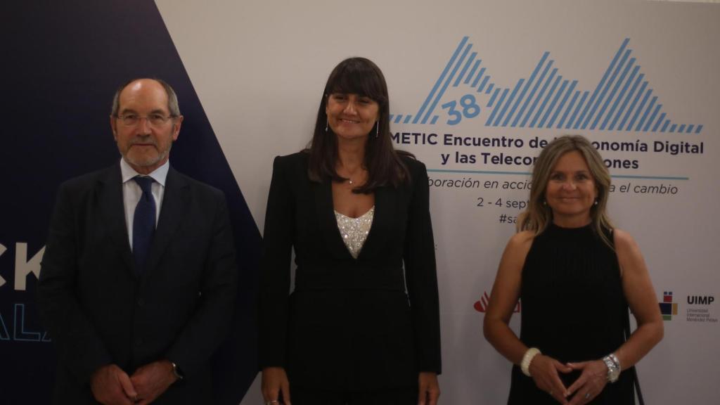 Pedro Mier, María González Veracruz y Pilar Roch, en la cena de gala del 38 Encuentro de la Economía Digital y las Telecomunicaciones de Ametic