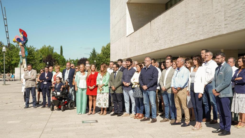 Imagen del minuto de silencio en las Cortes de Castilla y León por el presunto matricidio en Venta de Baños