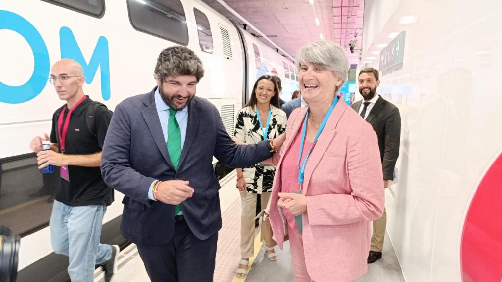 Fernando López Miras y la directora general de Ouigo, Hélène Valenzuela, asisten a la inauguración del nuevo Ouigo Murcia-Madrid.