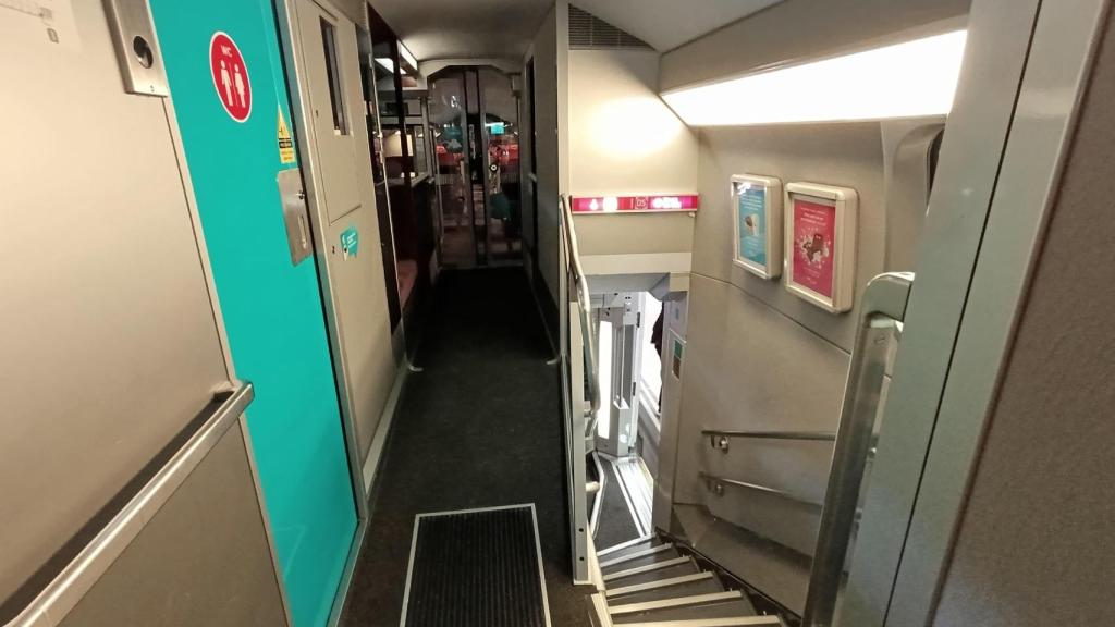 Las escaleras de acceso al piso superior de un vagón de los trenes de Ouigo que conectarán Murcia con Madrid.