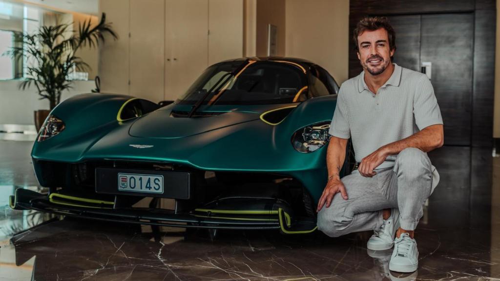 Fernando Alonso con su nuevo Aston Martin Valkyrie