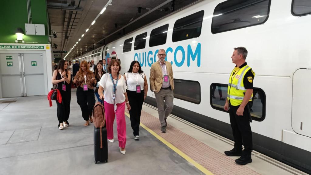 Un grupo de pasajeros abandona un tren de Ouigo tras su llegada a la estación de Murcia-El Carmen.