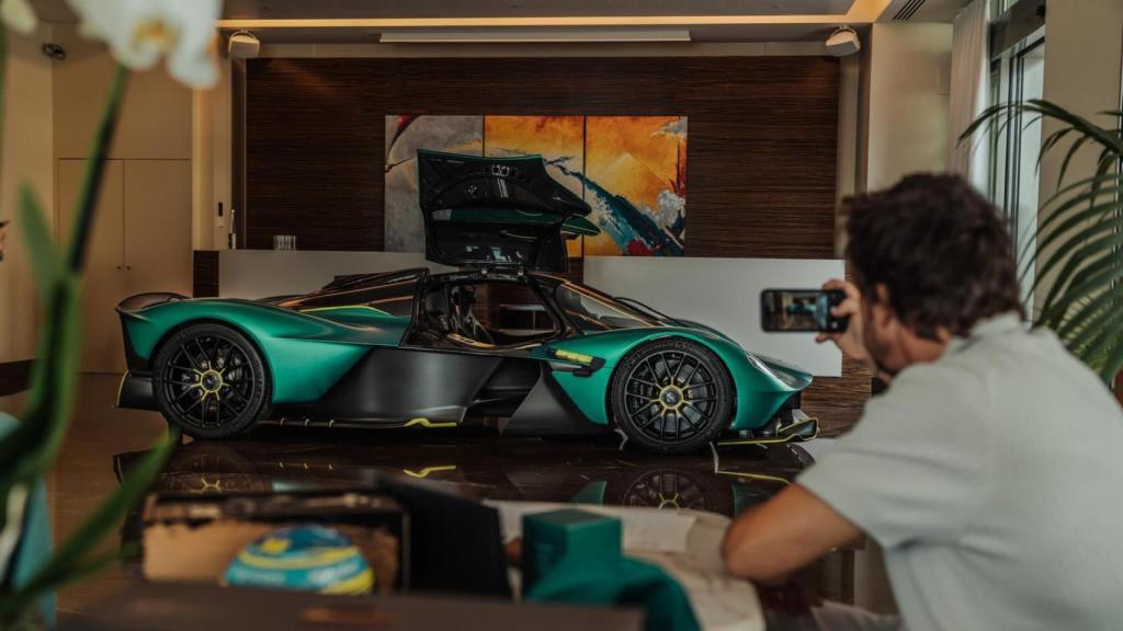 Fernando Alonso fotografía su nuevo Aston Martin Valkyrie