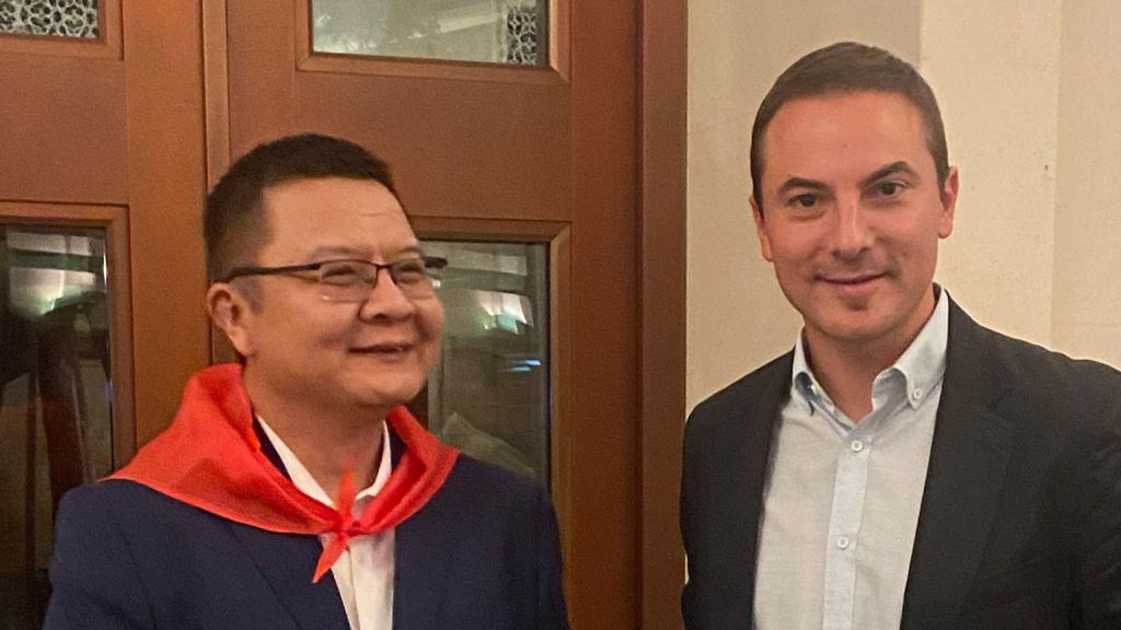 Juan Lobato y David Wang, presidente de Comunicación Corporativa de Huawei.