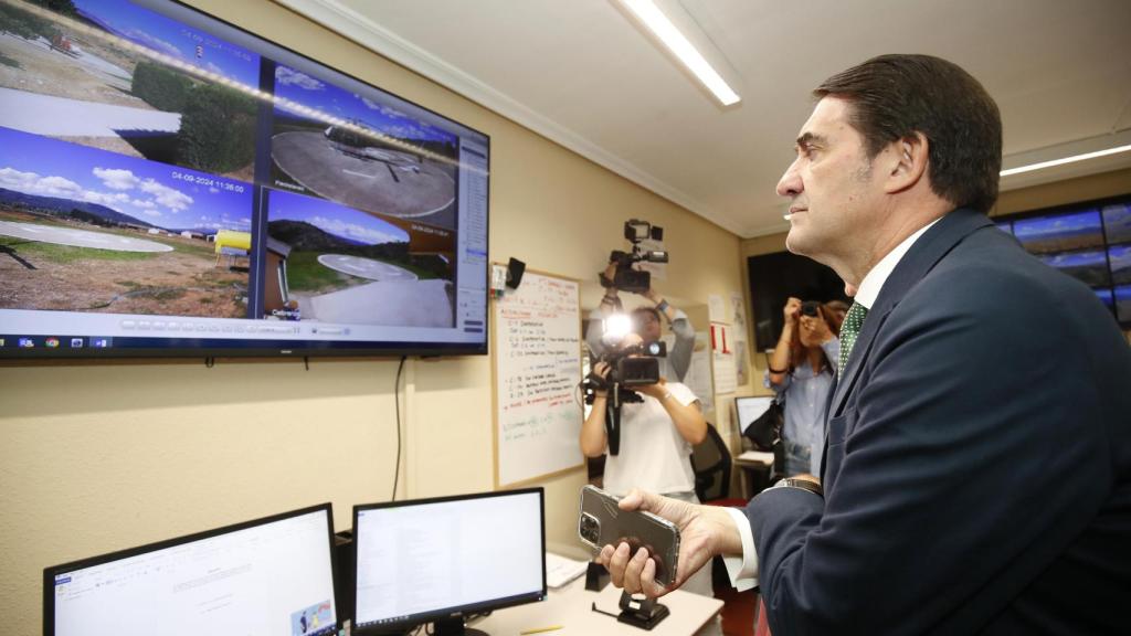 El consejero de Medio Ambiente, Vivienda y Ordenación del Territorio, Juan Carlos Suárez-Quiñones, observa el sistema de videovigilancia de incendios forestales, este miércoles