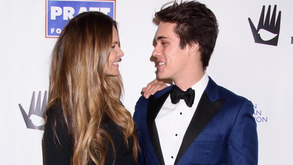 Elle Macpherson y su hijo Flynn en una gala en Nueva York.