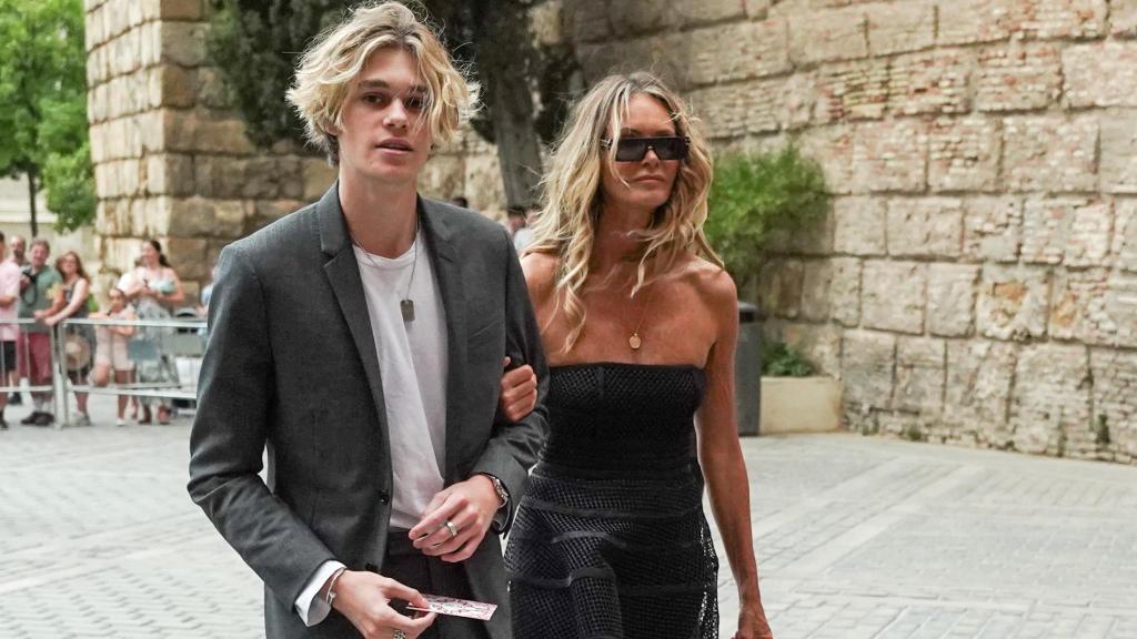 Elle Macpherson junto a su hijo Cy en el desfile de Dior en Sevilla.