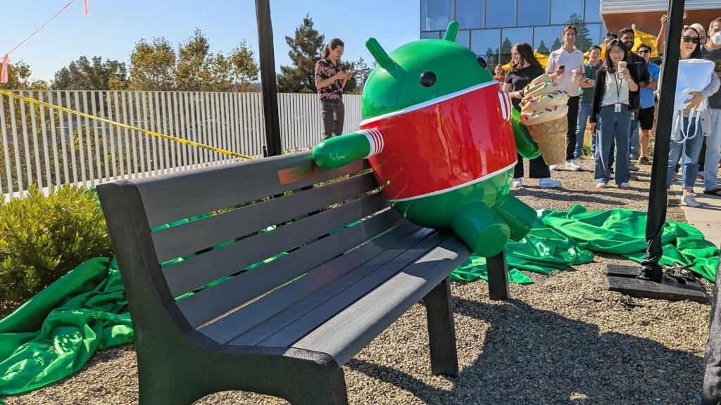 Nueva estatua de Android 15 instalada en la sede de Google