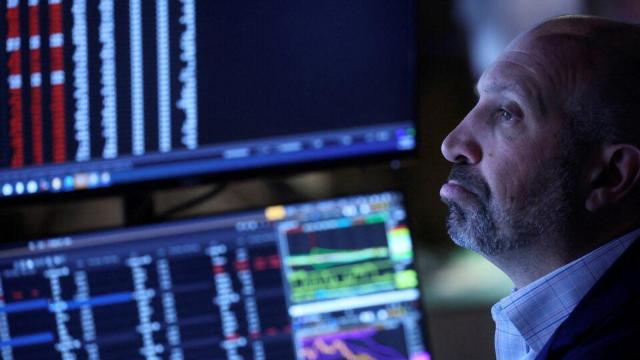 Un operador en el parqué de la Bolsa de Nueva York.