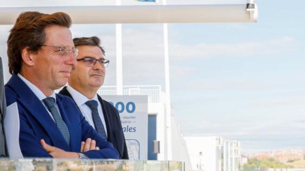 El alcalde de Madrid, José Luis Martínez-Almeida, y el delegado de Vivienda, Álvaro González, minutos antes de la presentación del 'Plan Suma Vivienda', en Los Berrocales.