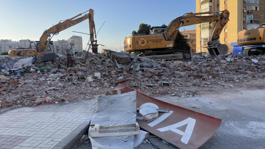 Ya no quedan paredes de las viejas cocheras, solo escombros.