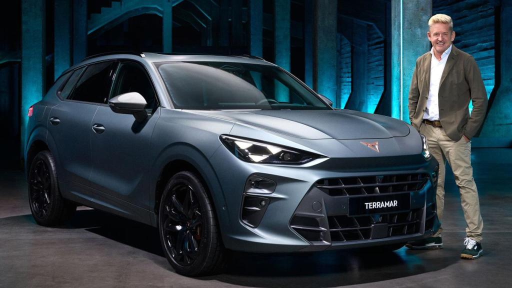 Wayne Griffiths junto al nuevo Cupra Terramar.