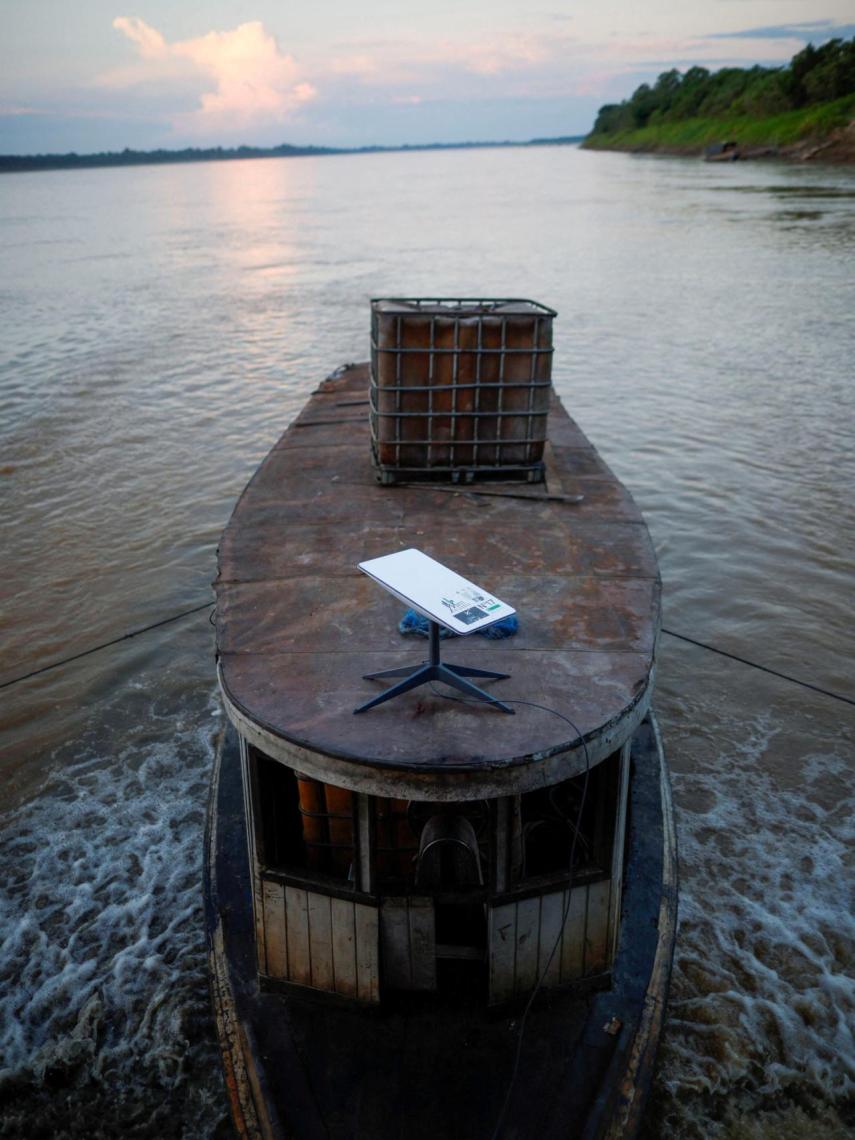 Antena de Starlink en el río Madeira en Brasil