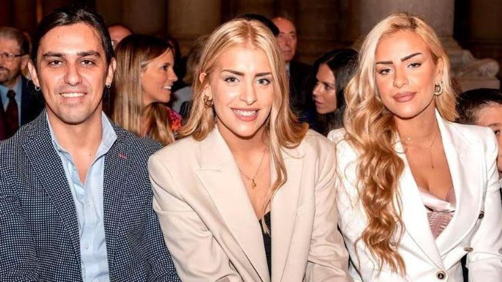 Juan Carlos, junto a sus hermanas, las gemelas Paula y Andrea.