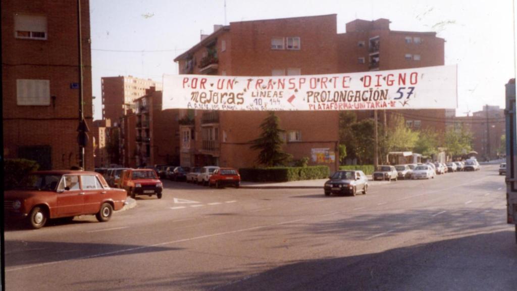 Un cartel en Vallecas en el que los vecinos reclaman la ampliación de la línea 57 de autobús.