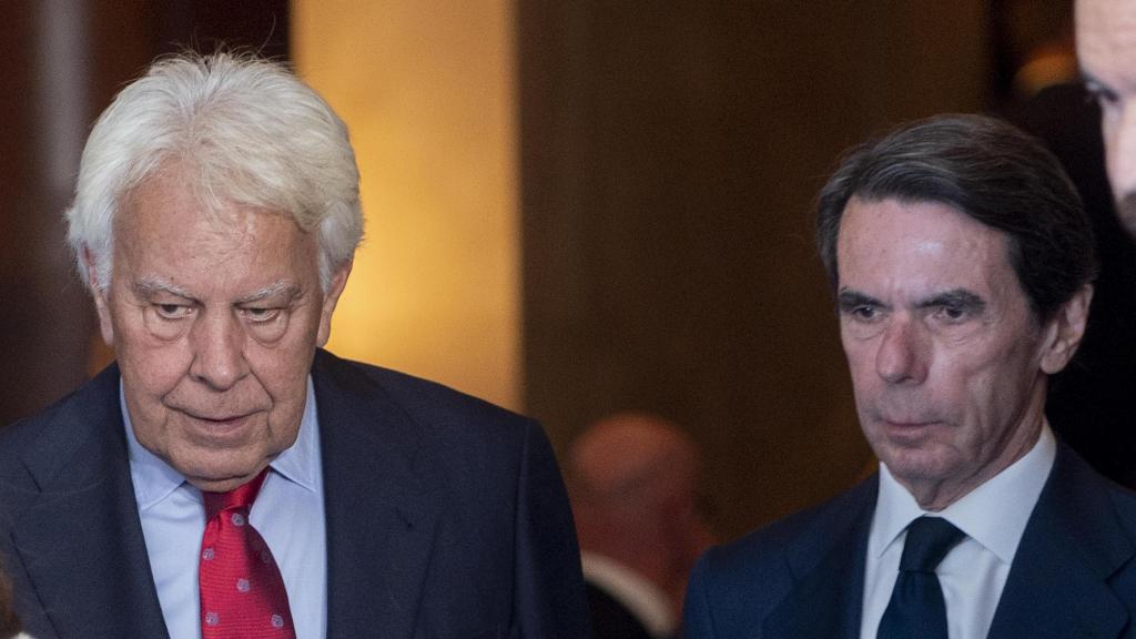 Los expresidentes del Gobierno de España, Felipe González y José María Aznar el pasado mes de abril en un acto en Madrid.