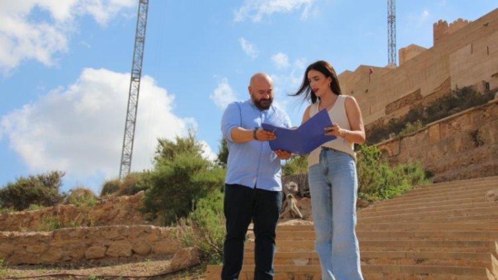 La alcaldesa de Alhama de Murcia, María Cánovas, y el concejal de Cultura, Ginés Muñoz, visitan las obras de restauración del Castillo de Alhama.