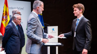 Su Majestad el Rey de España entrega la beca a Álvaro Ribot.