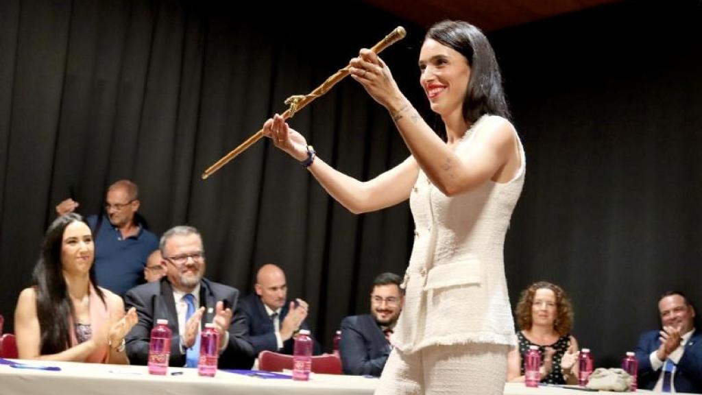 La toma de posesión de la alcaldesa de Alhama de Murcia, María Cánovas, en junio del año pasado.