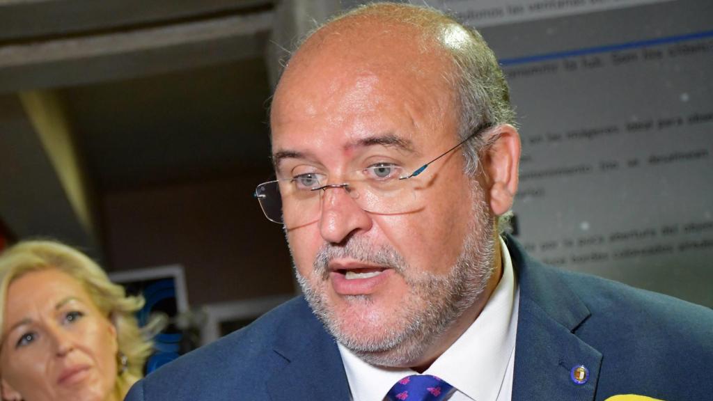 El vicepresidente primero de Castilla-La Mancha, José Luis Martínez Guijarro, este viernes con el presidente de la Diputación de Cuenca, Álvaro Martínez Chana.