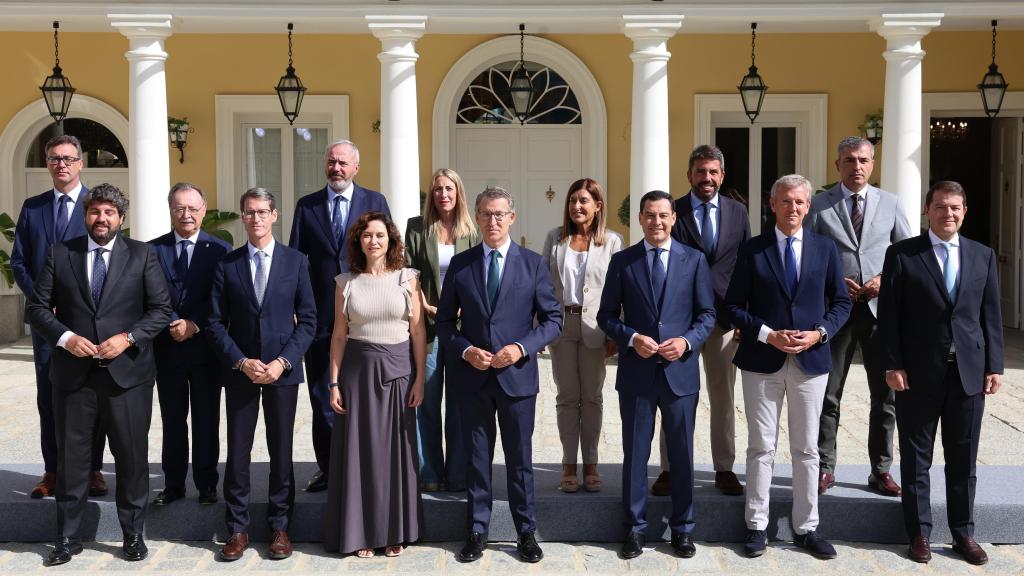 Foto de familia de los barones territoriales del PP junto a Alberto Núñez Feijóo, este viernes.