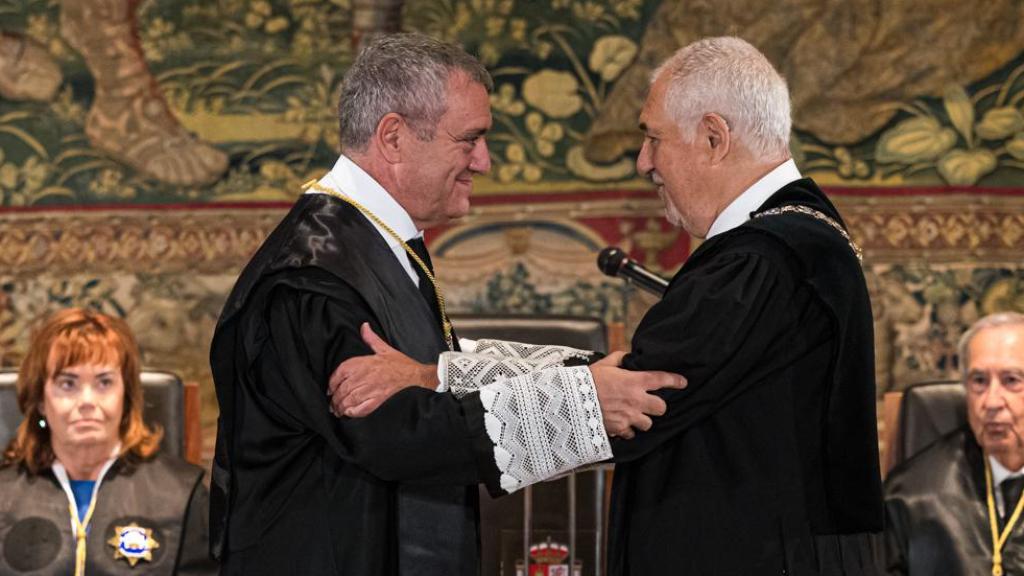 El nuevo miembro del TC, José María Macías, recibe el collar de magistrado impuesto por el presidente del tribunal, Cándido Conde-Pumpido, este viernes./