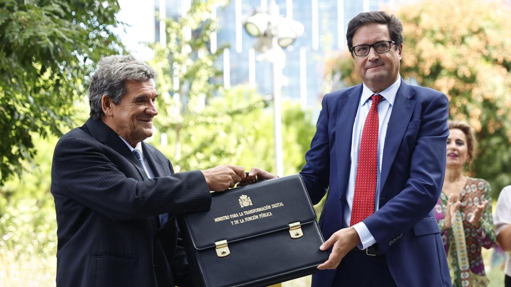 Óscar López recibe a manos de Escrivá su cartera como ministro.