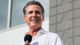 Gavin Newsom, entre la espada y la pared.