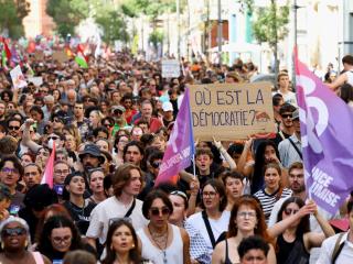 Los manifestantes se reúnen para denunciar la negativa del presidente francés Emmanuel Macron de nombrar a un primer ministro de la coalición de izquierda Nuevo Frente Popular, en Marsella, Francia, el 7 de septiembre de 2024.