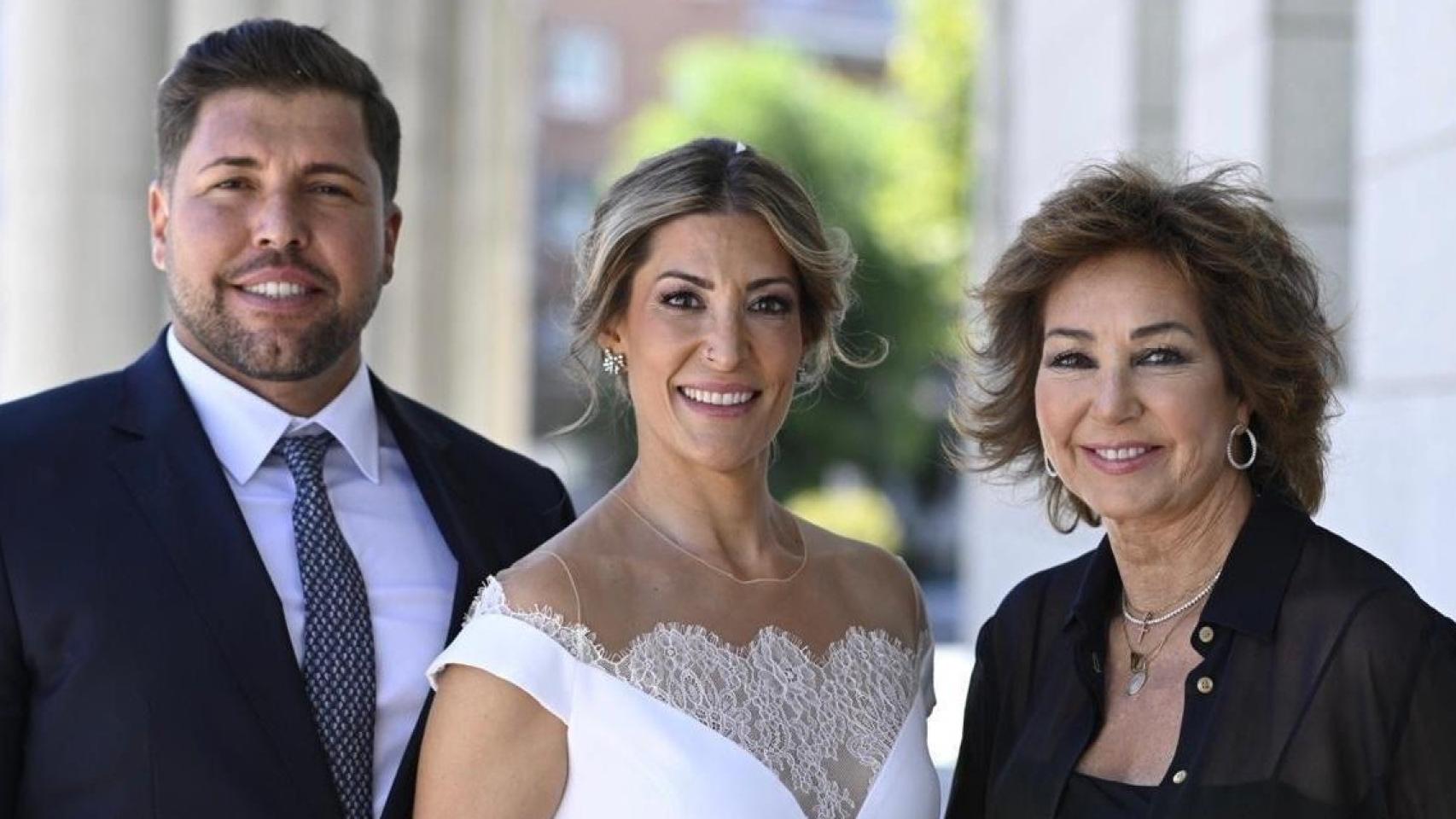 Ana Rosa Quintana junto a su sobrino Kike y la mujer de éste, Cristina.