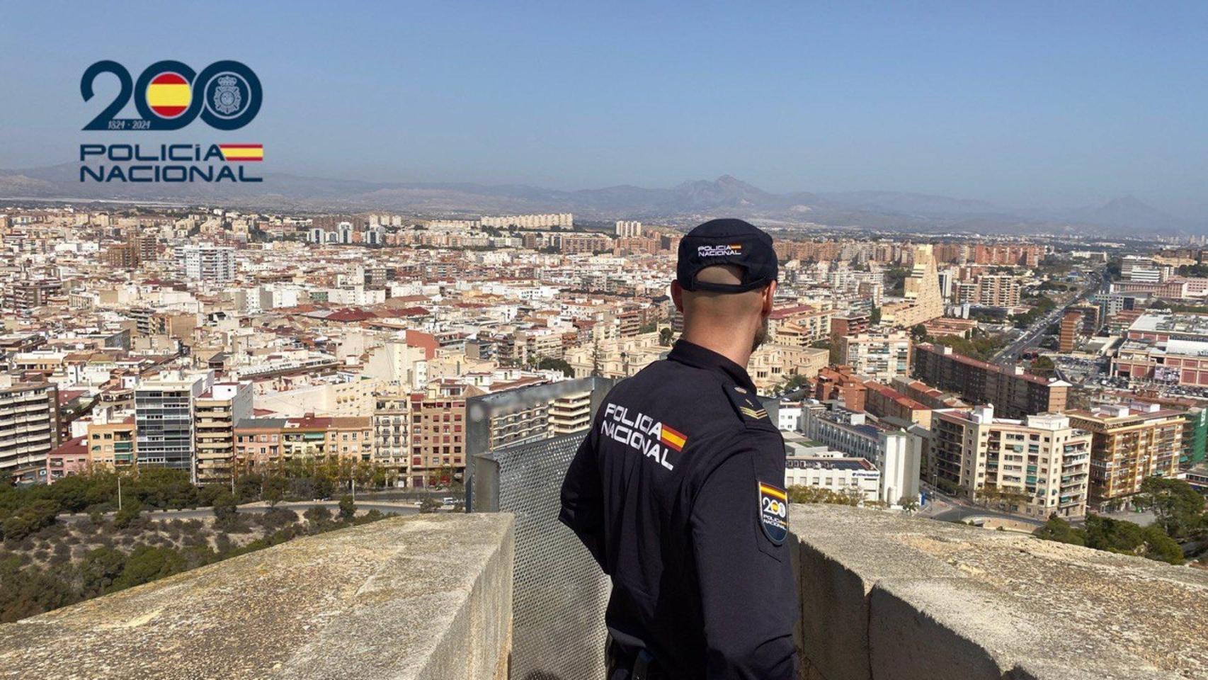 Un agente de Policía Nacional en Alicante.