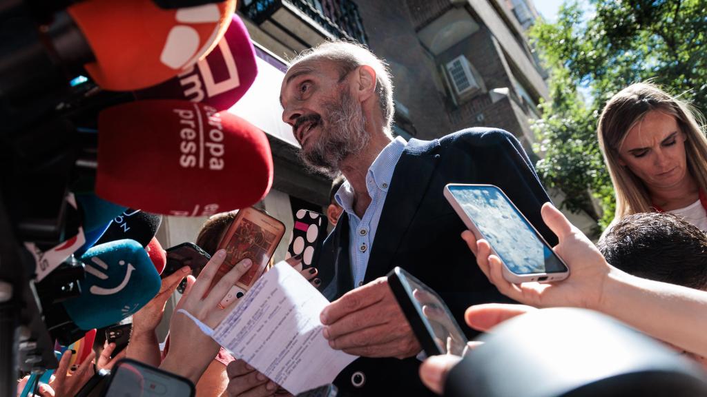 El expresidente aragonés Javier Lambán atiende a los medios tras la reunión del Comité Federal del PSOE, este sábado.
