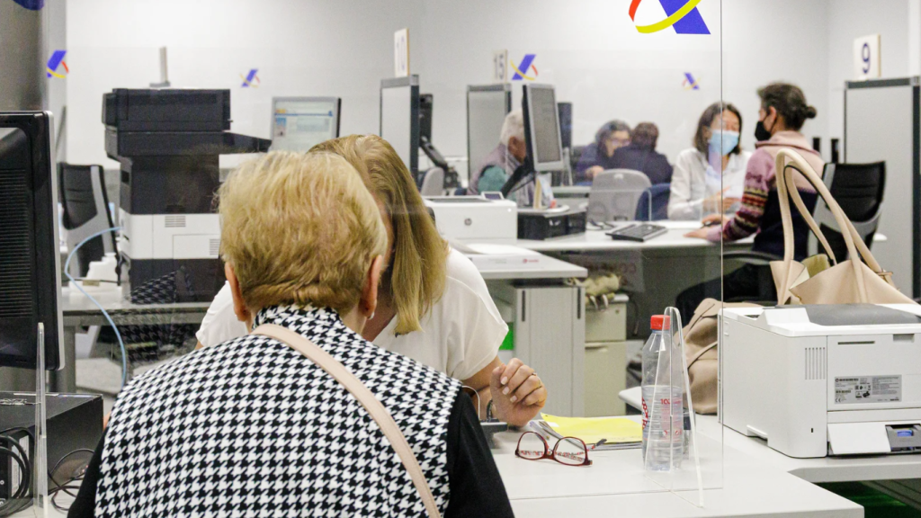 Una persona en una oficina de Hacienda.