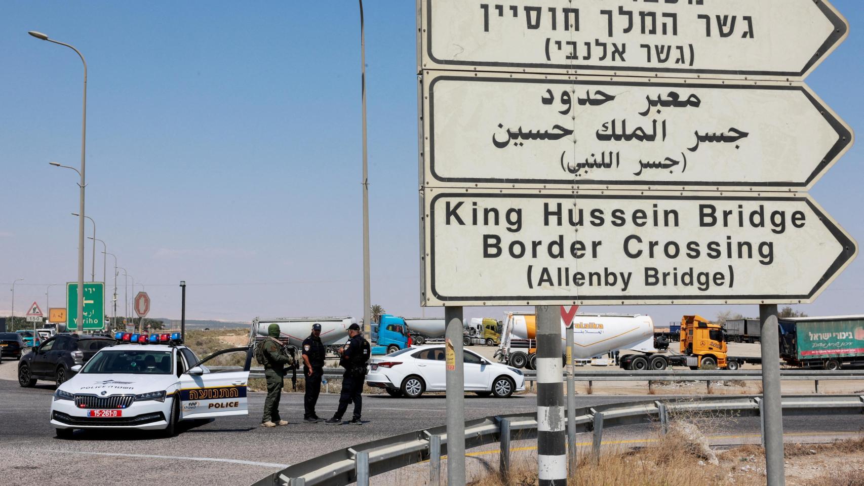 La policía israelí patrulla el área cerca del cruce del puente Allenby entre Cisjordania y Jordania luego de un tiroteo en el cruce en la Cisjordania ocupada por Israel, el 8 de septiembre de 2024.