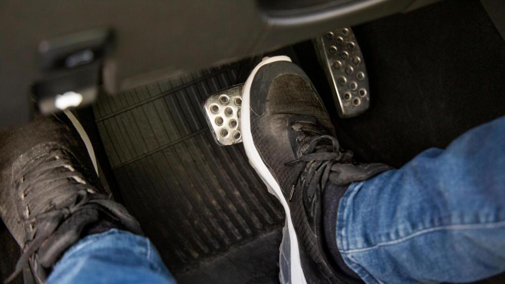 Un conductor pisa el freno de un coche