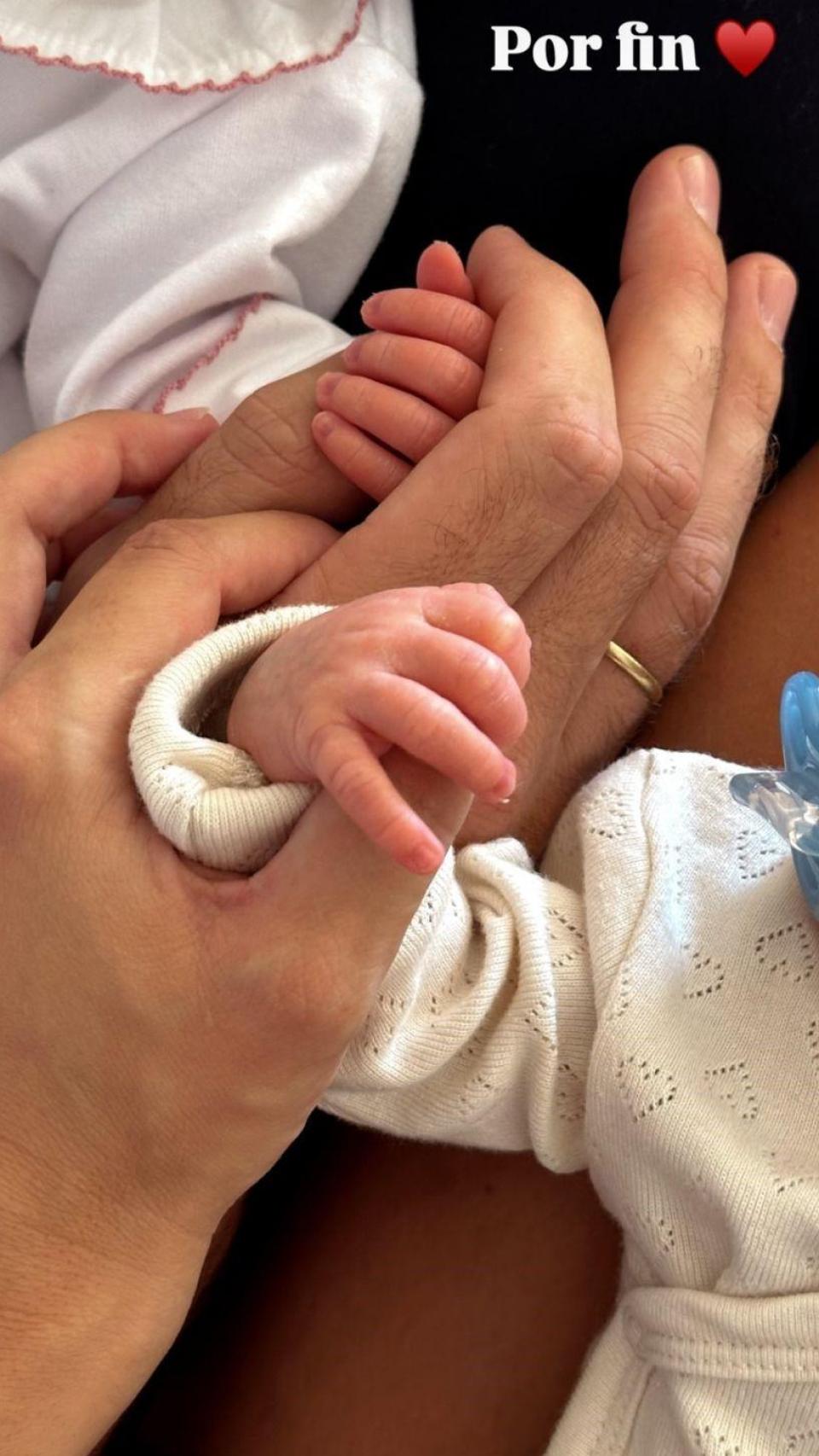 Marta Pombo junto a sus dos hijas mellizas.