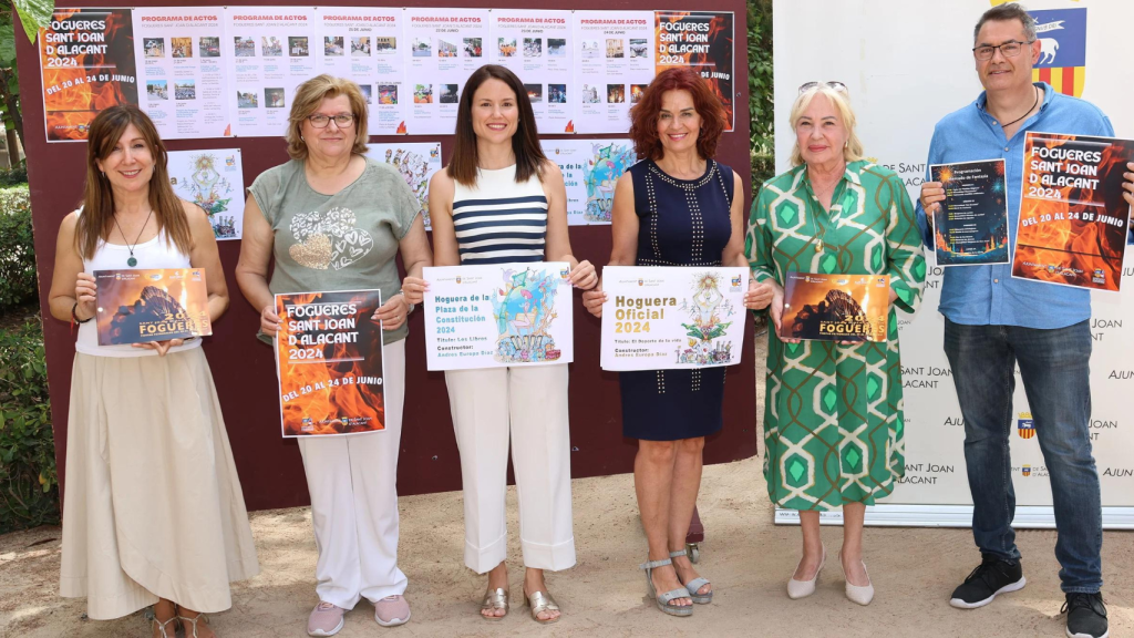La tercera por la derecha, la exconcejala de Fiestas de Sant Joan, Charo Tomás.