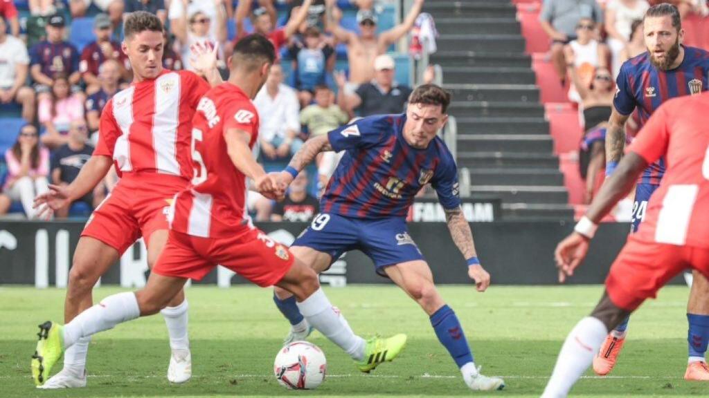 Un momento del encuentro entre Eldense y Almería.