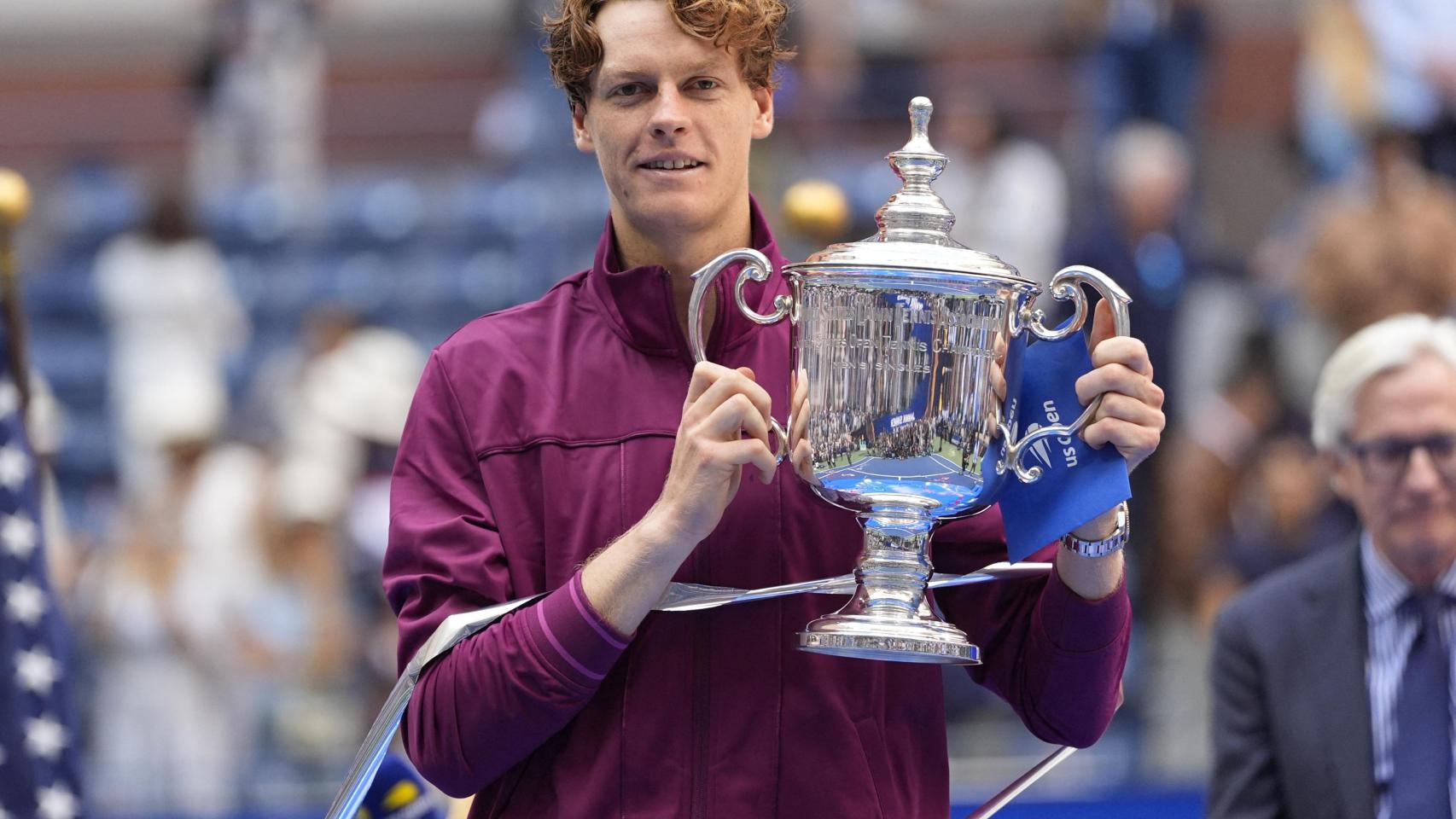Jannik Sinner posa con el trofeo del US Open.