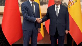 Pedro Sánchez saluda al presidente chino, Xi Jinping, en el Palacio de Diaoyutai, en Pekín.