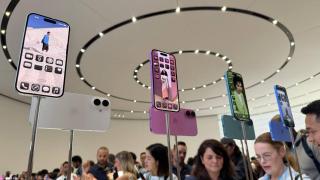 Los nuevos iPhone 16 en sus diferentes colores.