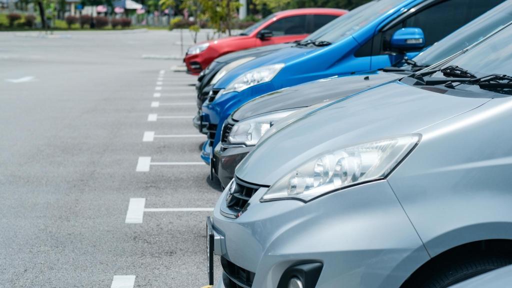 Coches aparcados en fila