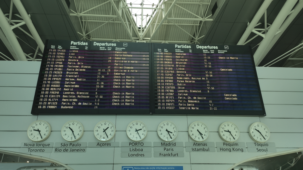 Panel informativo de salidas y llegadas en el Aeropuerto de Oporto.