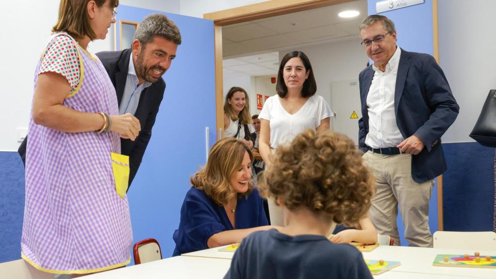 Mazón, Catalá y Rovira este lunes en la vuelta al cole en Valencia. EE