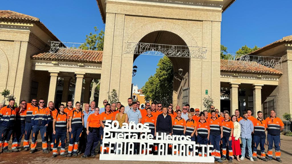 Reunión de Serrano con el servicio de limpieza de la Feria de Albacete. Foto: Ayuntamiento.