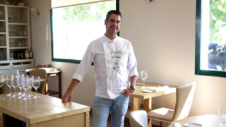 Joan Capilla en el salón de su restaurante, el pasado jueves 29 de agosto.