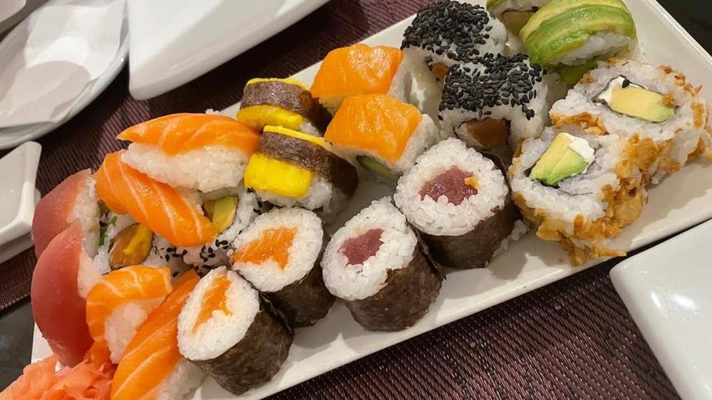 Una tabla con variedad de sushi.